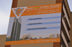 H-8900 Zalaegerszeg Berzsenyi u. 26. sz. Társasház SUPAIRMAN ZEGO Kft homlokzati reklám festése.